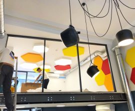 Création & Formes acoustiques sur mesure - Forme acoustique sur mesure - panneaux acoustiques color posés au plafond et au mur par collage