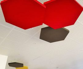 Capteur Acoustic Panel 2V Blue Equilibre - Capteur Acoustic Panel 2V color posé au plafond par suspension en forme d'hexagone