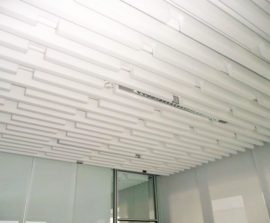 Baffles absorber Linear - Baffle Absorber Linear posée au plafond par collage