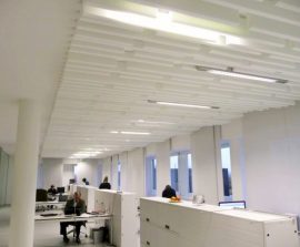 Baffles absorber Linear - Baffle Absorber Linear posée au plafond par collage