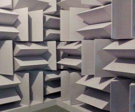 Dièdre mélamine - Dièdres de mélamine collé au plafond et mur dans une chambre sourde