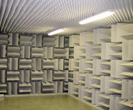 Dièdre mélamine - Dièdres de mélamine collé au plafond et mur dans une chambre sourde