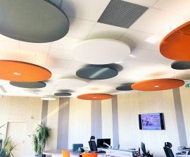 Capteur Acoustic Panel 2V Blue Equilibre - Capteur Acoustic Panel 2V color posé au plafond par suspension en forme de cercle