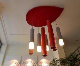 Acoustic Panel 2V Blue Equilibre - Acoustic Panel 2V design posé au plafond par collage en forme de goutte d'eau qui est une composante d'un luminaire acousitque