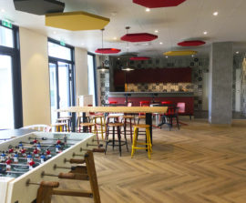 Capteur Acoustic Panel 2V Blue Equilibre Design - Capteur Absorber Blue Equilibre design color en forme d'hexagone posé au plafond par suspension