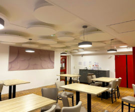 Capteur Acoustic Panel 2V Blue Equilibre Design - Capteur Acoustic Panel 2V design color en forme de cercle posé au plafond par suspension