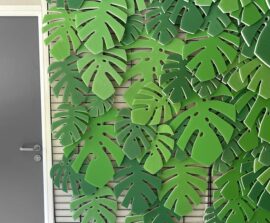 Création & Formes acoustiques sur mesure - Rideau acoustique réalisé en Absorber Blue Equilibre color design découpé en forme de feuille de monstera posé sur ossature métallique suspendu au plafond