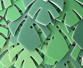 Création & Formes acoustiques sur mesure - Rideau acoustique réalisé en Absorber Blue Equilibre color design découpé en forme de feuille de monstera posé sur ossature métallique suspendu au plafond